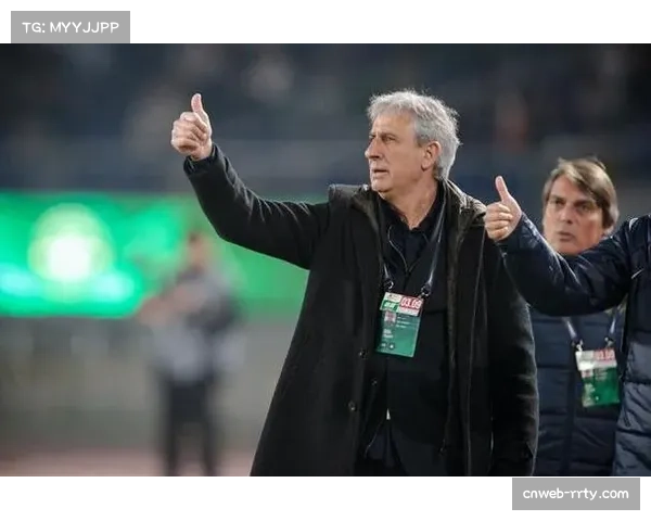 镜头捕捉：场边教练因抗议判罚吃到黄牌